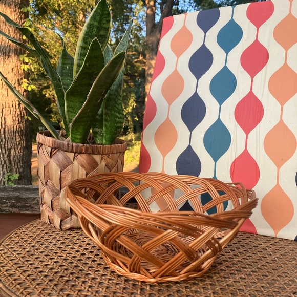 Yugoslavian Tan Woven Whicker Serving/Fruit Basket - Picture 5 of 12